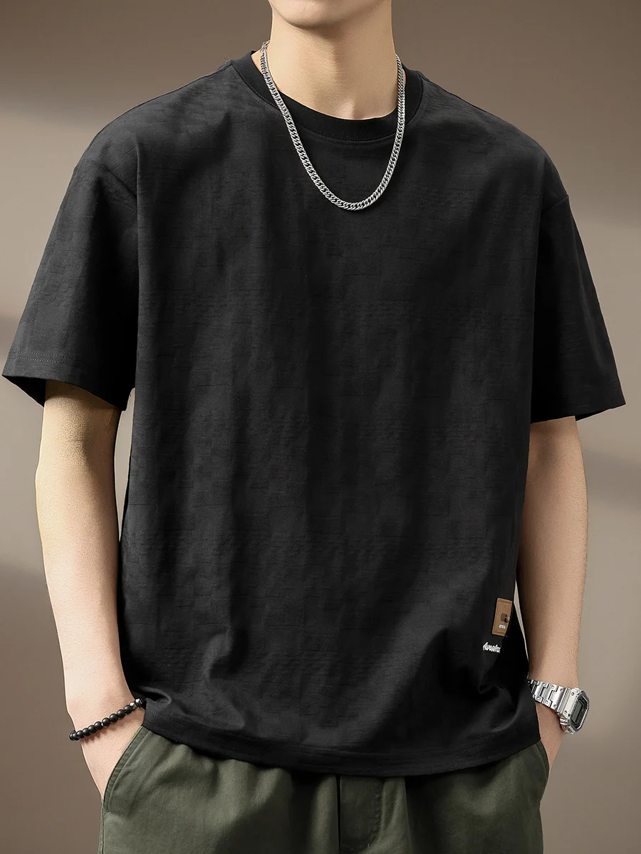 40代のメンズカジュアルに迷わないで！老けない着こなしを実現する「立体浮彫りデザインTシャツ」の選び方とは？
