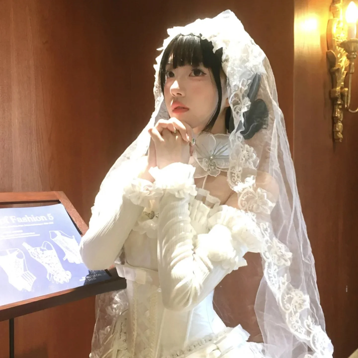白色レースのウェディングヴェール：ゴシックスタイルで多様なイベントに活用
