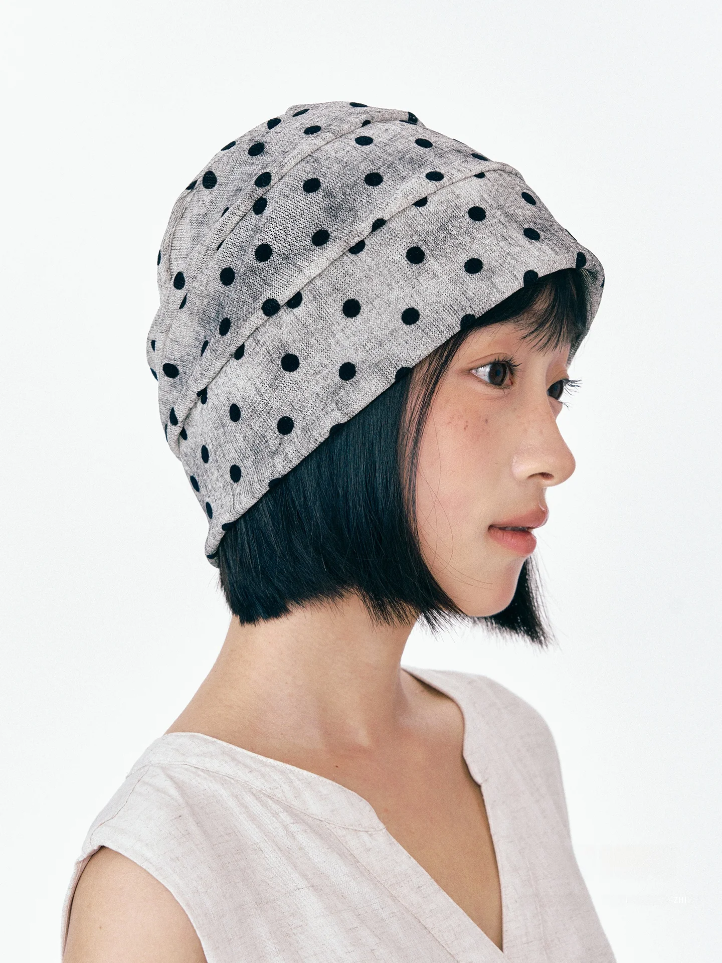 小顔に見える帽子を選ぶには？ドットデザインの薄手キャップが実は最強の秘密武器