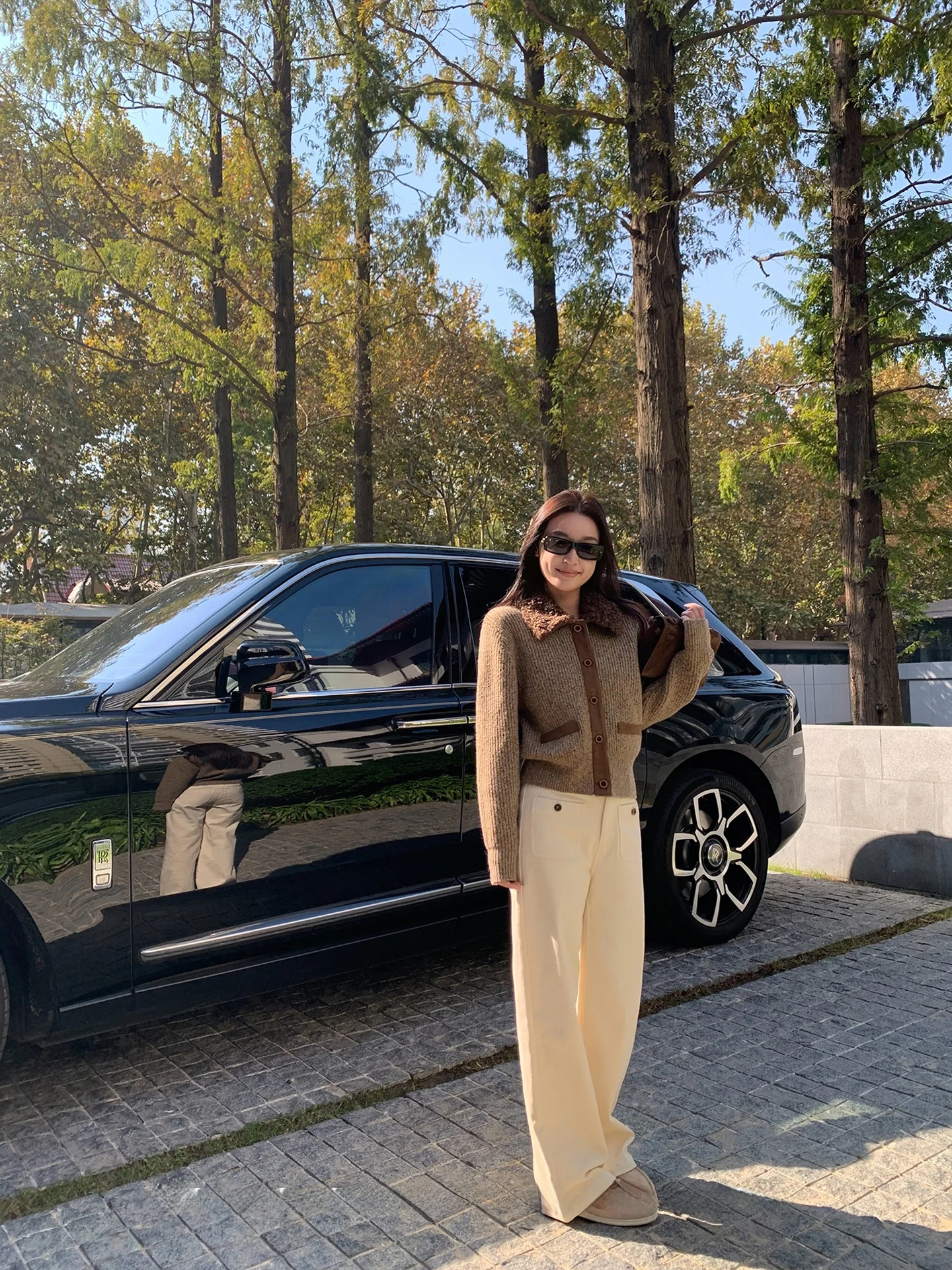 50代女性の秋旅行にぴったりなジーパンコーデは？自然なシルエットで安心感を演出するコツ