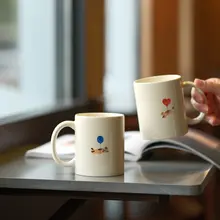 バルーン猫デザインの陶器製マグカップ【ハンドル付き・かわいらしいコーヒーカップ】