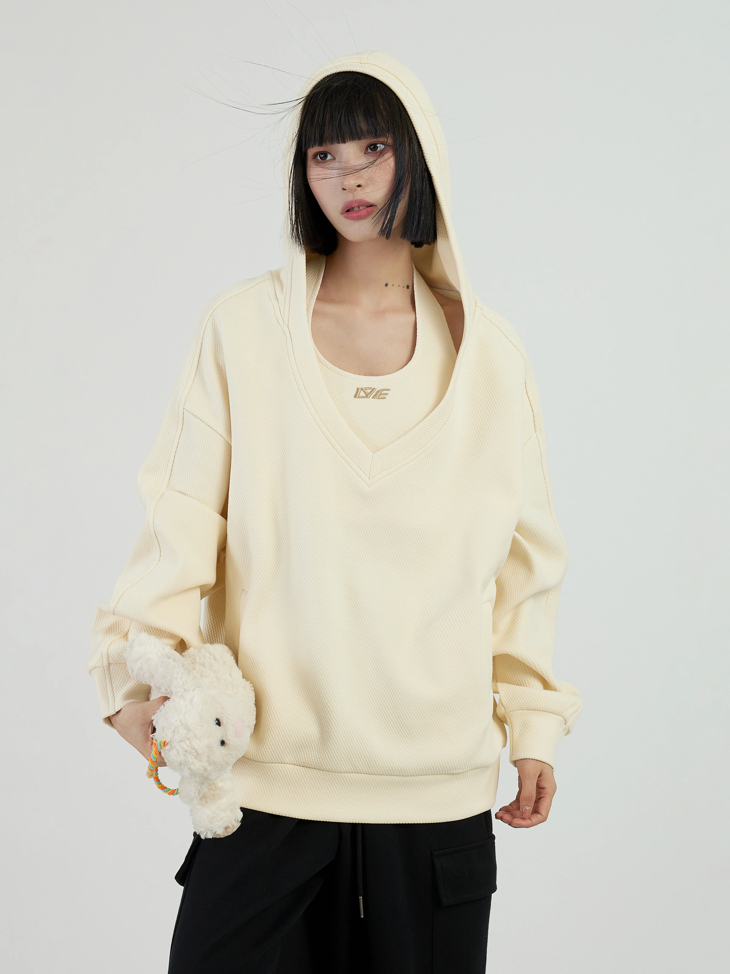 大人可愛い服 40代コーデの完全ガイド｜フード付きスウェットシャツで自然な可愛さを実現