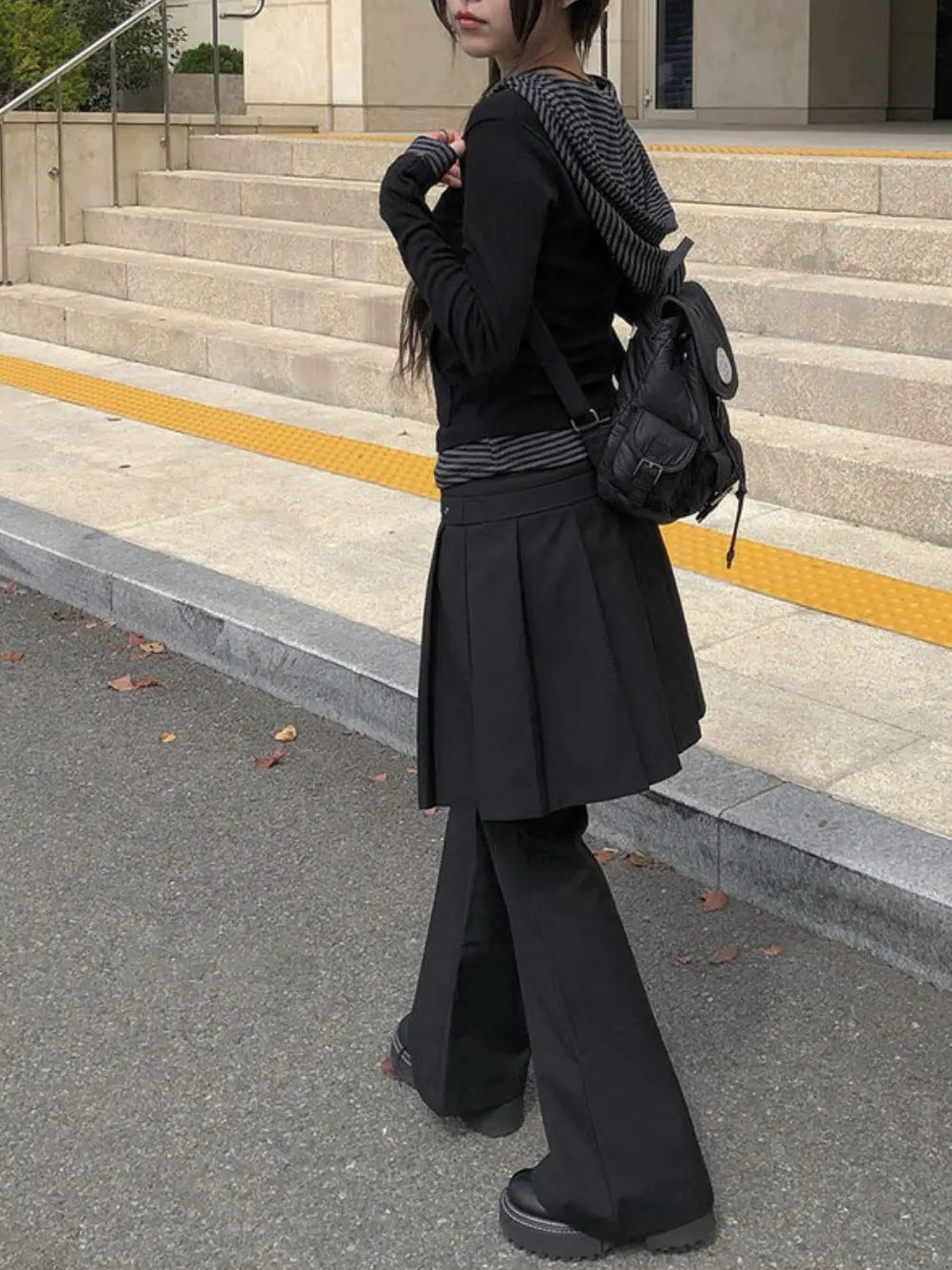 スカートとパンツの重ね着が失敗しない 着こなしは？黒のプリーツスカートパンツで解決する