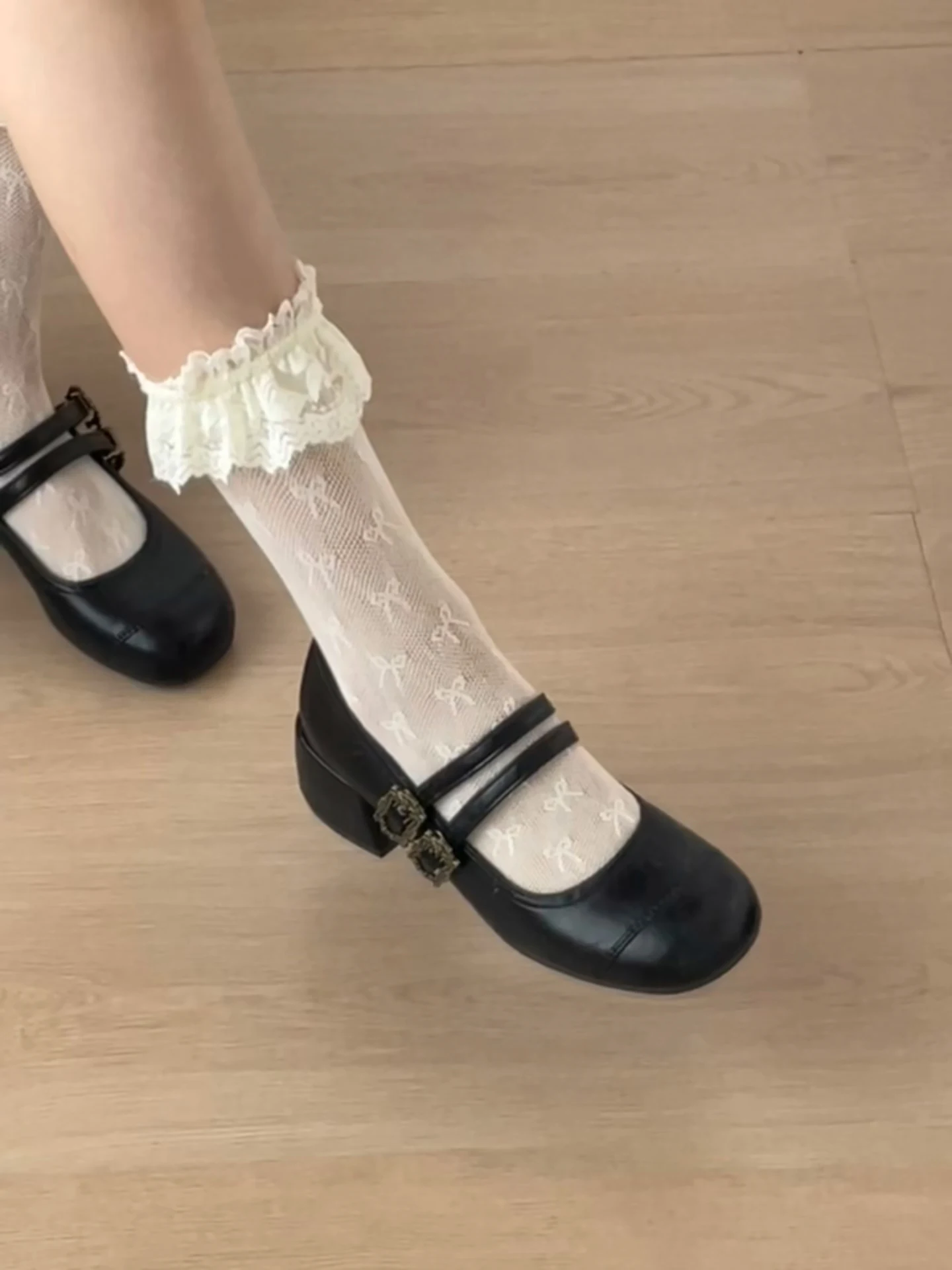 白色レトロフレンチスタイルの粗いヒール浅口パンプス：夏用・柔らかいソールで日常通勤に最適な選択