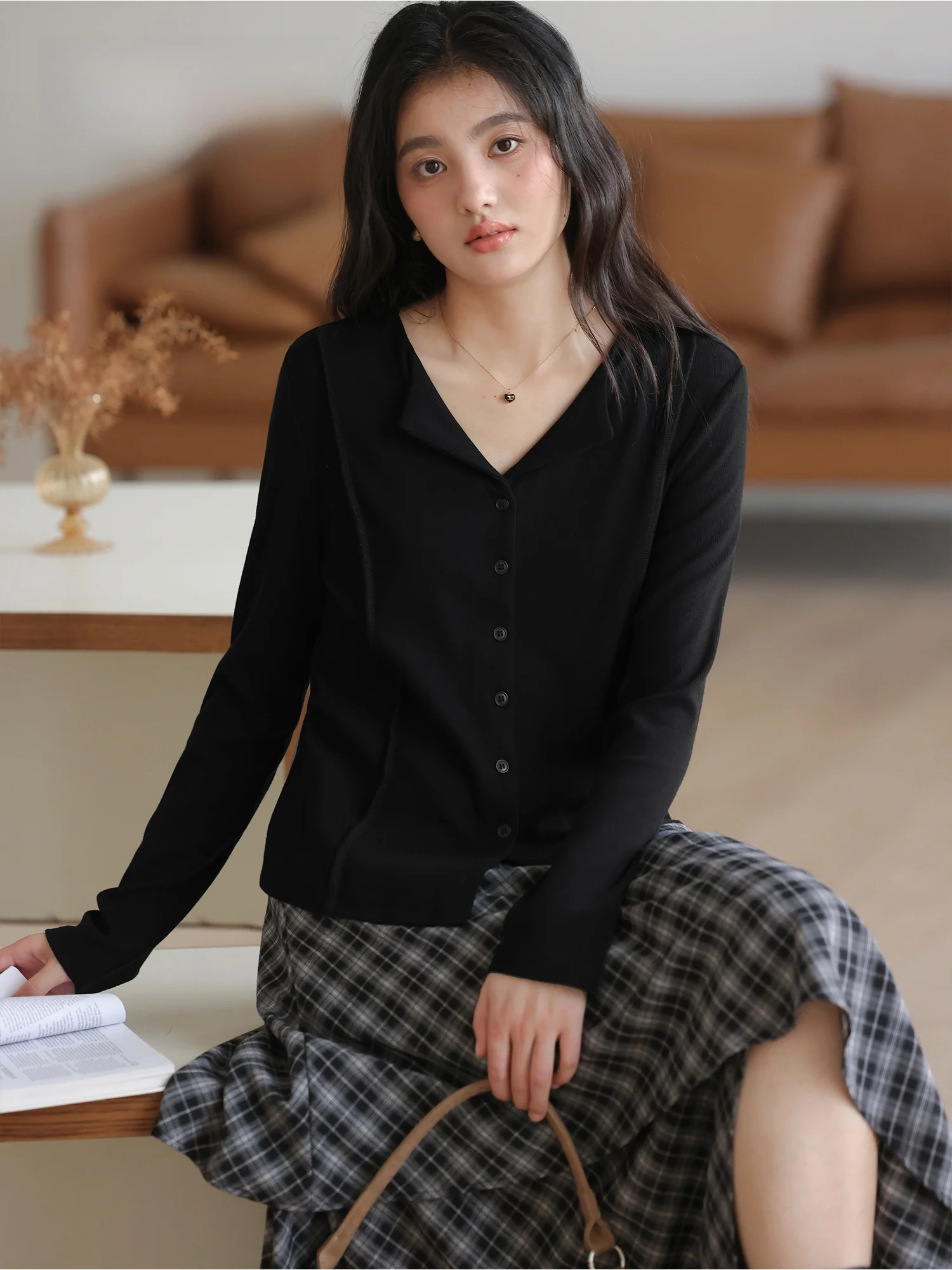Tシャツの下に着る長袖 おしゃれな選び方：愛蔷薇 フルイドシルエット長袖Tシャツの実用性とフィット感