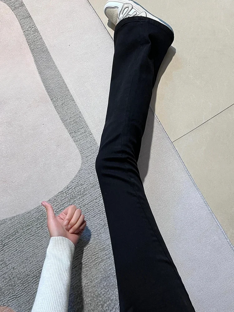 黒いフレアパンツで通勤も夜のデートも完璧にできる？その秘密はここに