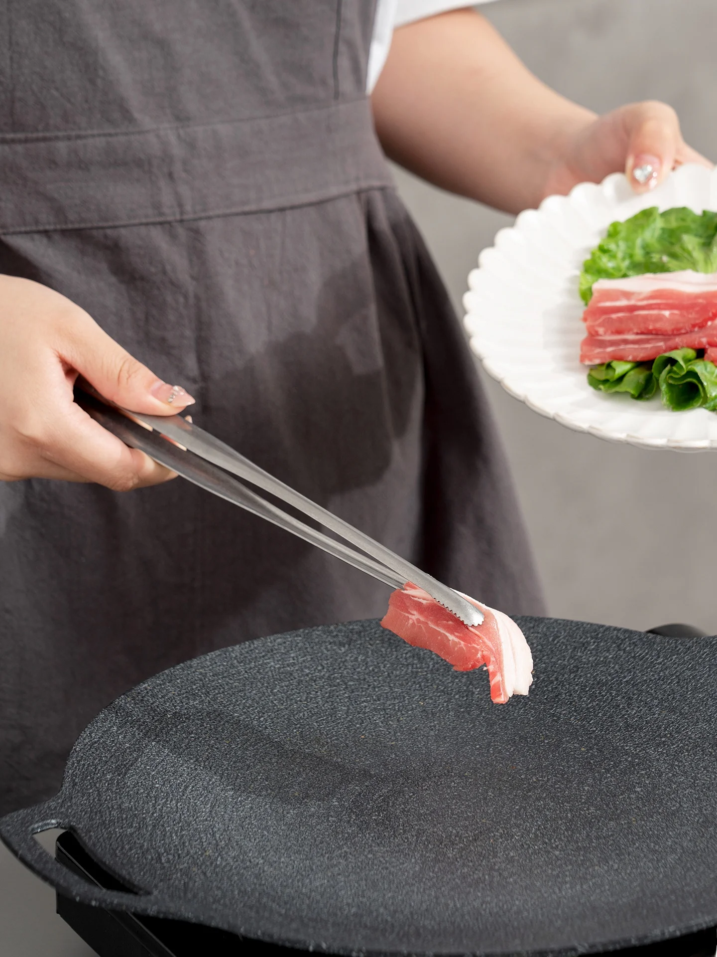 BBQ機材選びで迷うなら、この1つのトングが解決する理由は？