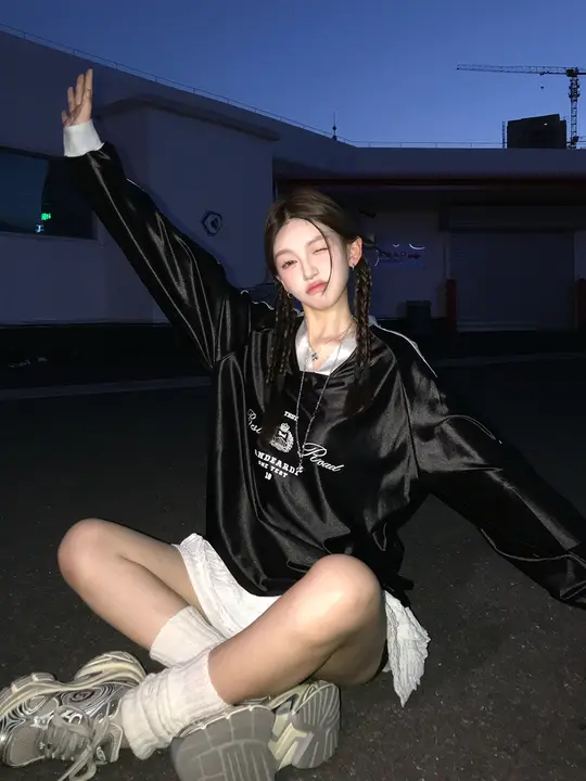 艶やかなサテン素材のブロケコレ風ロングスリーブTシャツ【ユニセックス・Vネック・秋用】