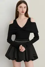 黒色ニットトップス【透かし編み・オフショルダー・長袖・スリムフィット】