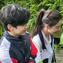 赤色の挿し梳きヘアクリップ【前髪用・整髪ツール】