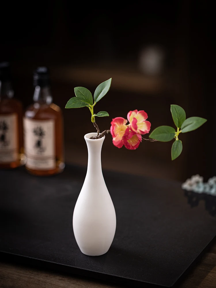 おうち時間を豊かにするおすすめアイテム｜デザイン陶器のミニ花瓶で心を癒す完全ガイド