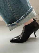 尖ったトゥの細いヒールショートブーツ【通勤向け・レトロスタイル・あったか柔らかファブリック】