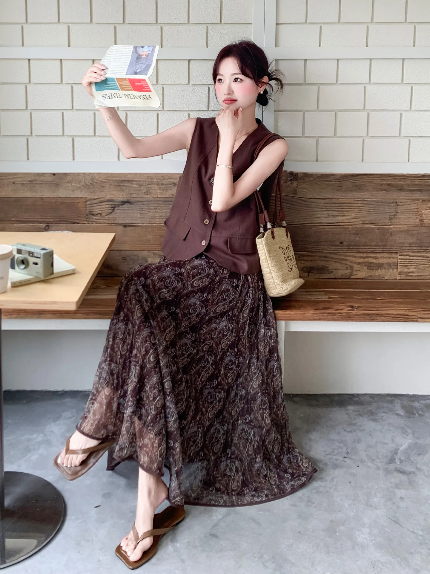 コーヒーカラーのフランス風レトロデザインベストとフレアスカートセット：カフェで着るおしゃれ服装の定番スタイル