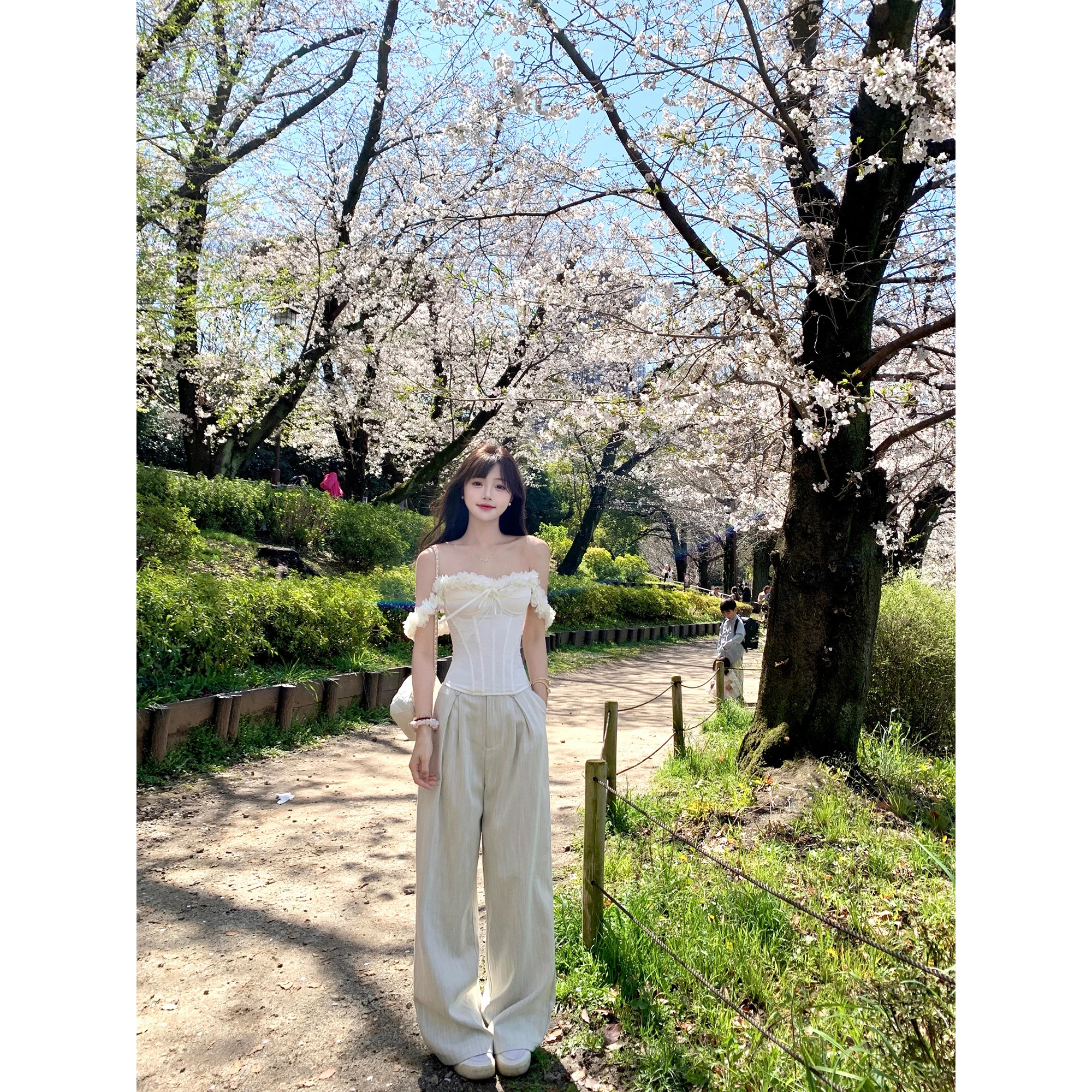 桜の花デザインの魚骨ベスト：立体的なシルエットとウエストシェイプを実現する女性用トップス
