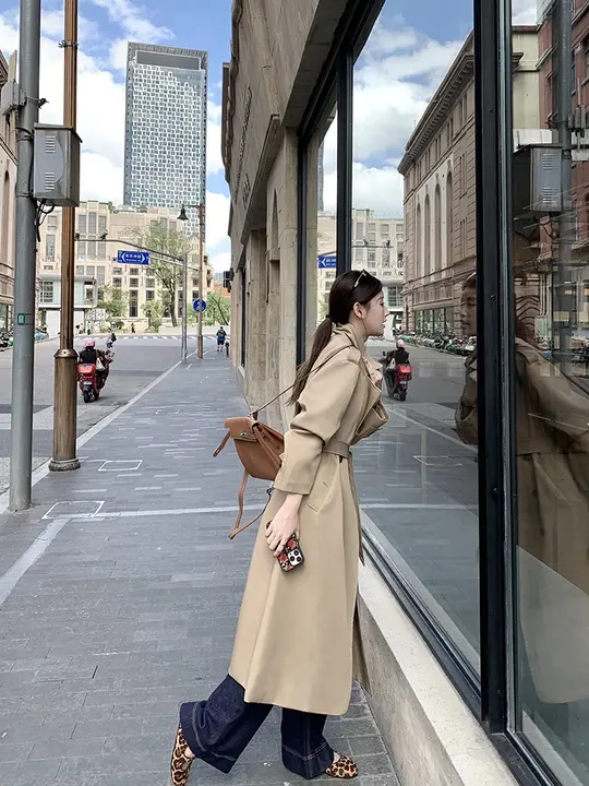 77store カーキ色 レディーストレンチコート【ダブルブレスト・ウエスト絞り・ミドル丈・ゆったりフィット】