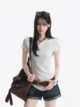 シンプルなデザインのフィット感あるショートTシャツ【ラウンドヘム・スタイル】