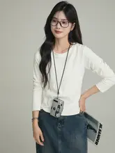 シンプルな白のVネック短袖Tシャツ【女性用・スリムフィット・ユニークデザイン】