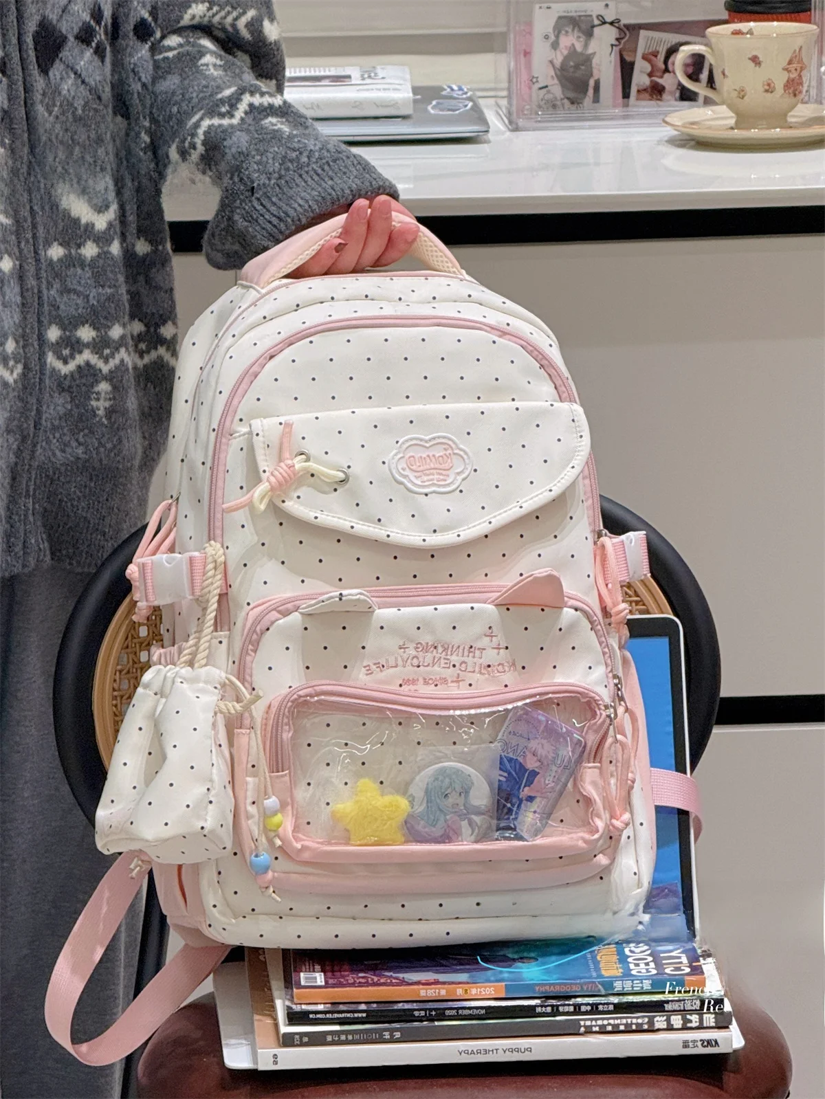 大柄の猫デザイン ドット柄リュックサック：高校生女子向け個性的スタイルの実用性と機能性