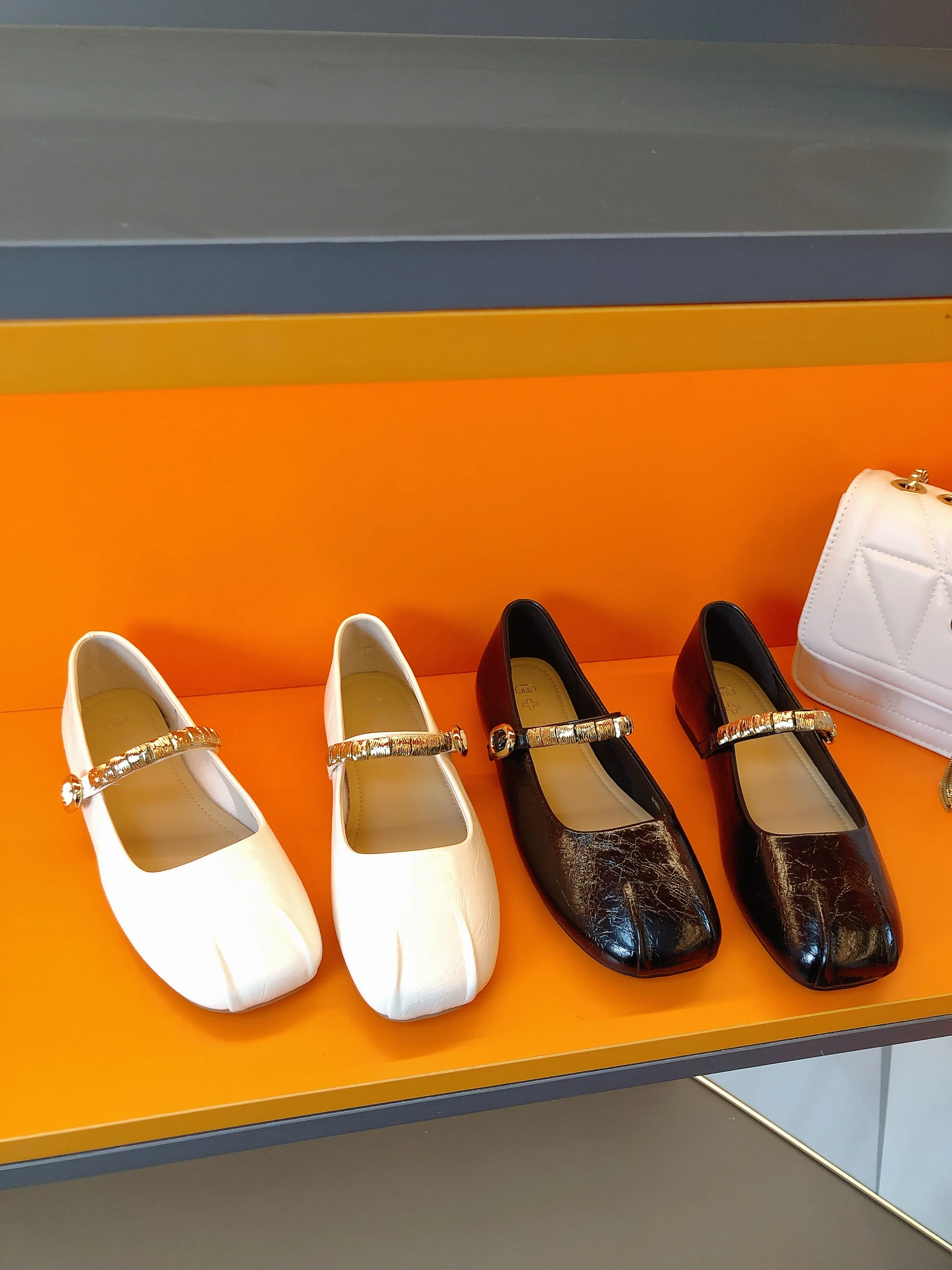 レトロなスクエアトゥフラットマリージェンシューズ：1500円プレゼント女性おしゃれに最適な平らなデザイン