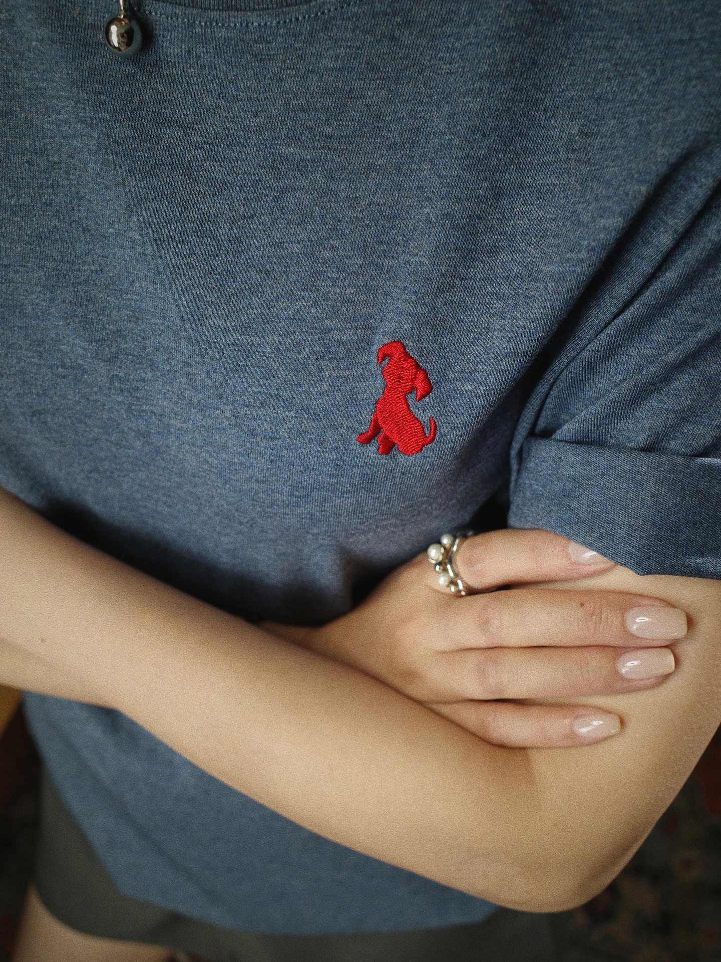 花柄刺繍デザインのヴィンテージ風デニムブルーTシャツ：刺繍のデザイン例と実用性を解説