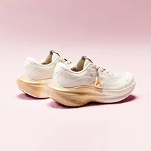 軽量で通気性抜群！厚底のレディースランニングシューズ【デザイン・快適な履き心地】