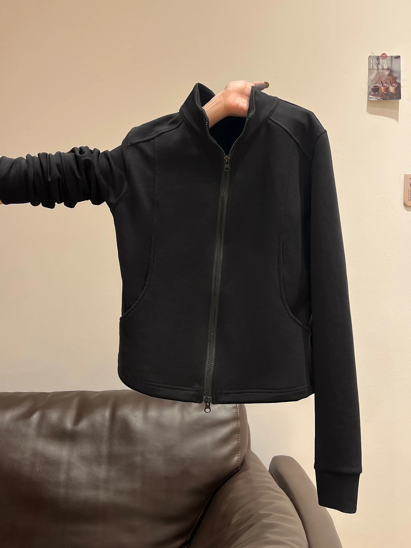 黒パーカー レディース おしゃれ どう選ぶ？通勤から日常まで使える「AUSII ブラックハイネックショートジップパーカー」の本当の魅力とは