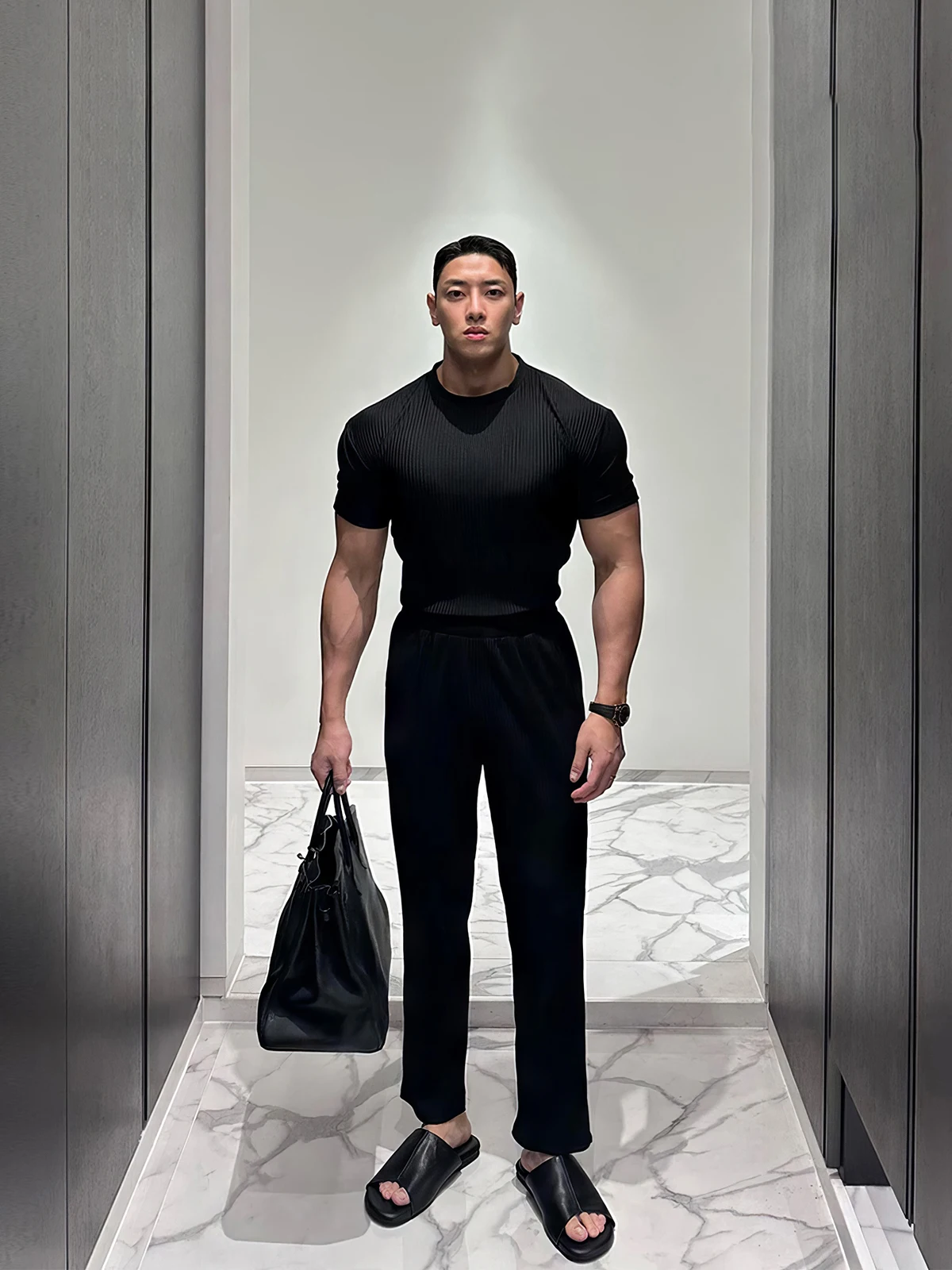 カーゴパンツ メンズ コーデ 完全ガイド　トップス・パンツの選び方とバランス術