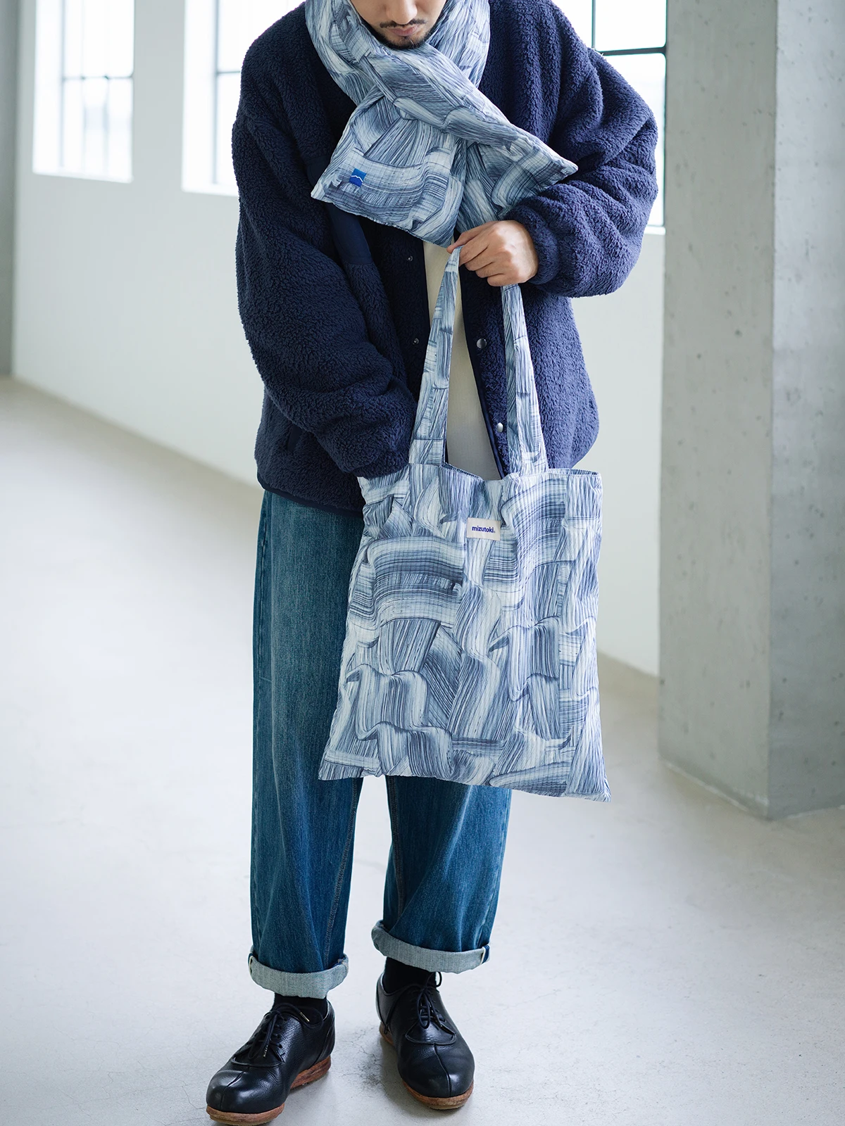 海波紋筆刷印花の白鴨絨羽絨刺繍トートバッグ：2024冬の復古風デザインと実用性のバランス