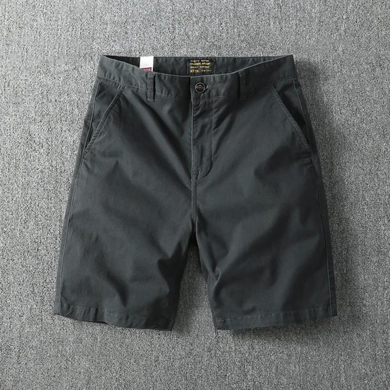 黒チノパンを選ぶべきタイミングは？実は夏のカジュアルに最適な「カーキ色工装チノパン」が答え