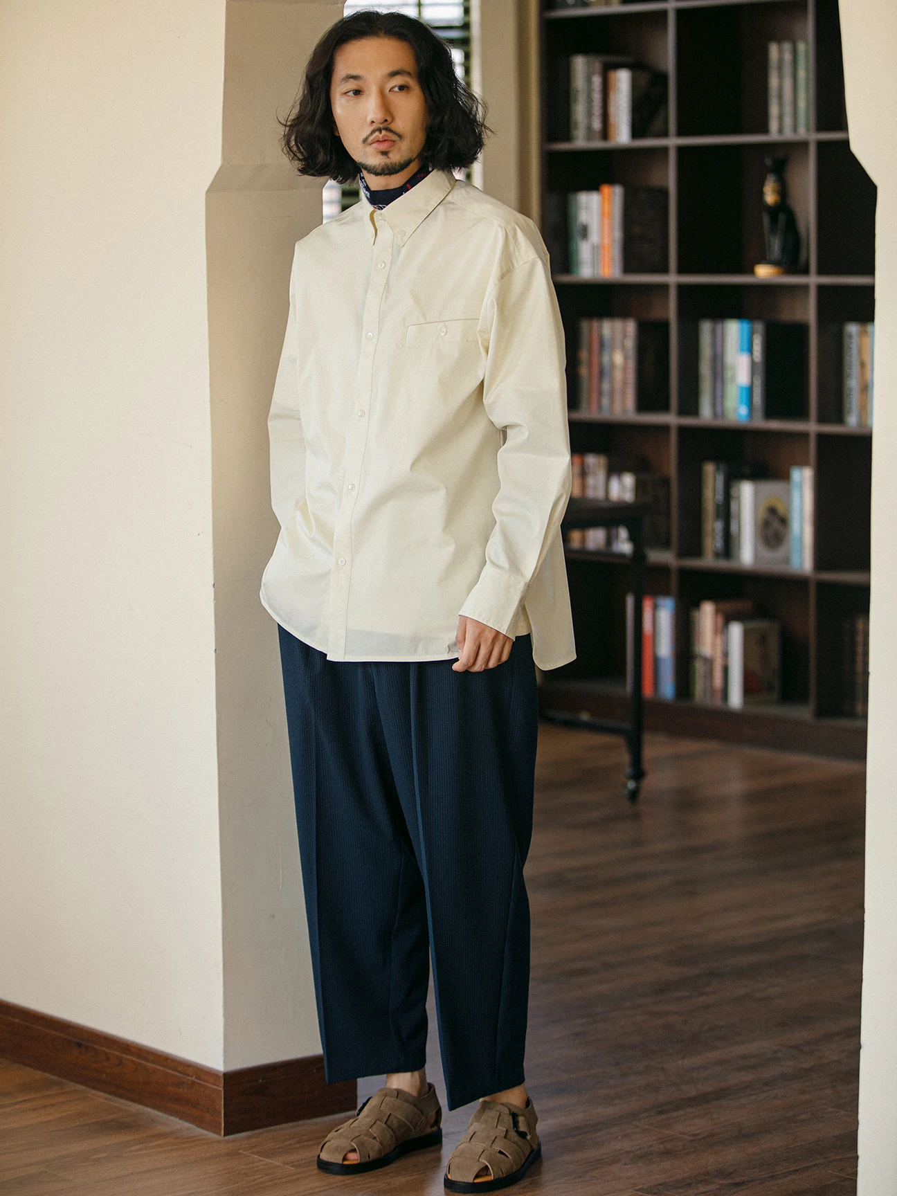 茶色のシャツに合うズボンは、本当に存在するのか？