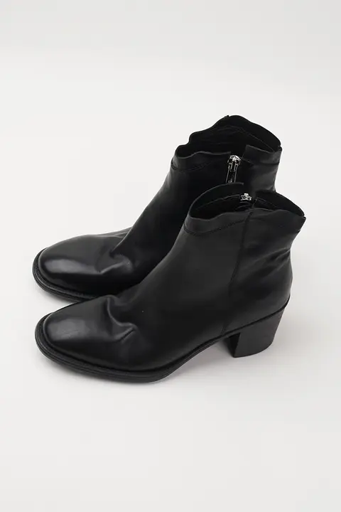 極上の柔らかさの本革ショートブーツ【ミニマリストデザイン・太ヒール・秋春用】