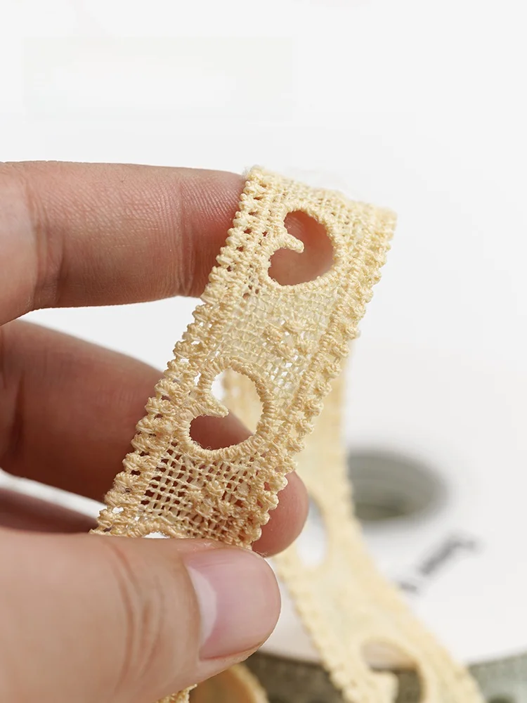 かぎ針で編むリボン小物：ハート型レース刺繍リボンの使い方と包装シーン