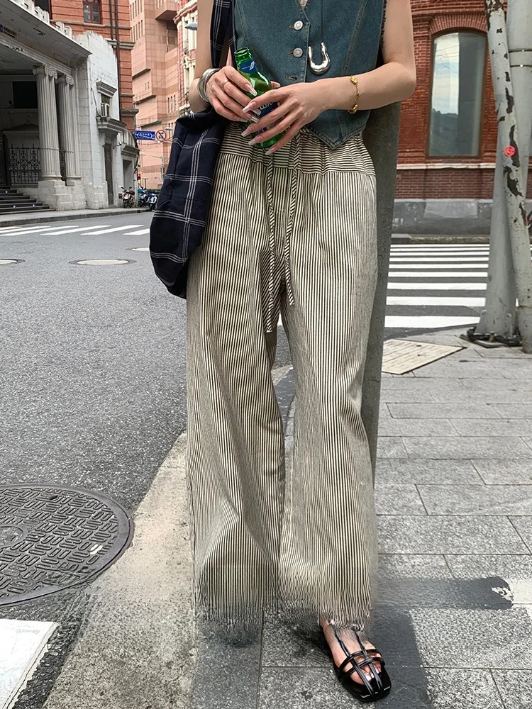ストライプワイドパンツの着こなしと実用性：小小拉のハイウエストドローストリングモデルを徹底解説