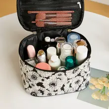 大容量の小雛菊化粧ポーチ【携帯性抜群・旅行用洗面用具入れ】
