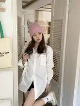 シンプルで着回し自在な白シャツ【秋用・ゆったりシルエット・中丈】