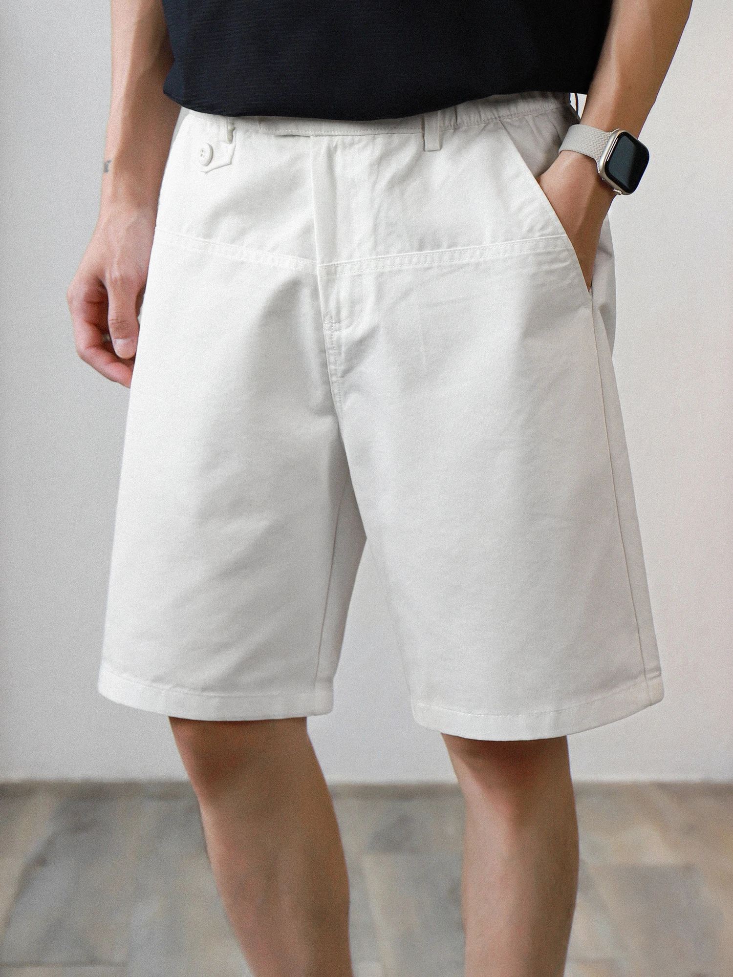 黒ショートパンツと白ショートパンツ、夏のコーデでどう選ぶ？