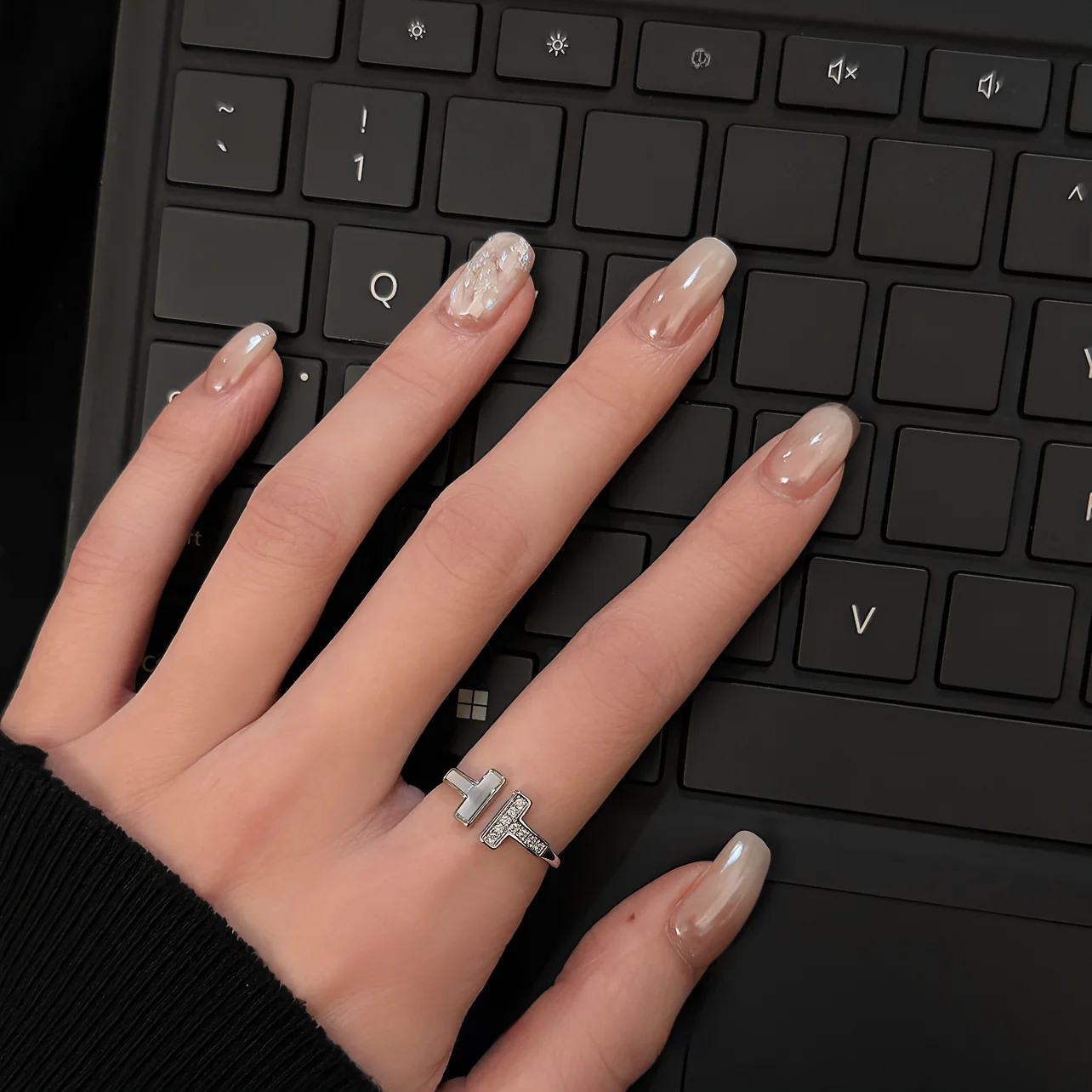 ショートネイルをもっとおしゃれに仕上げるには？アセテートシェルのヌードカラーデザインが解決する3つの理由