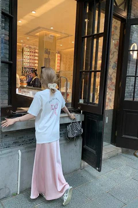 夏にぴったりなピンクのアセテートサテンのハイウエストスカート【優雅なAライン・ドレープ感】