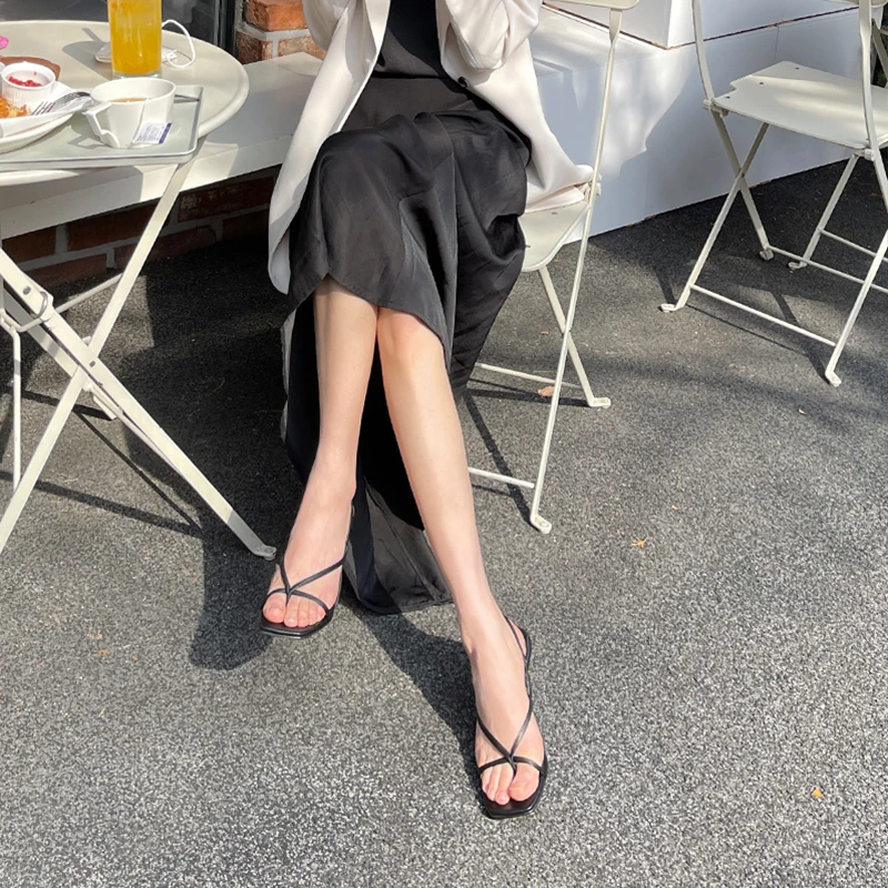 爪が見えないサンダルを選ぶべきタイミングは？女性用トングサンダルが解決する通勤・日常の悩み