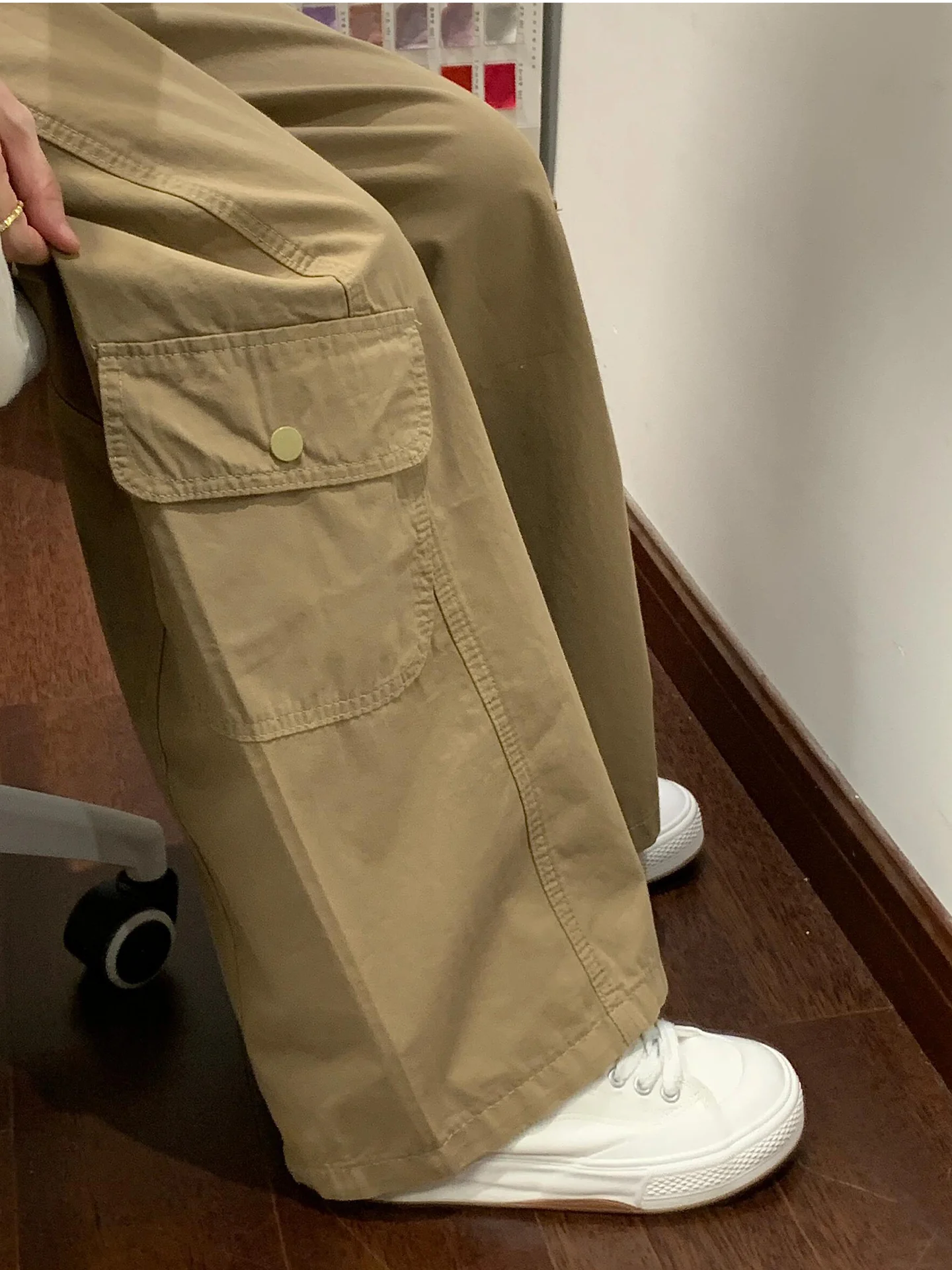 ホワイトカーゴパンツ：レトロ工装ワイドパンツの実用性と着用シーン