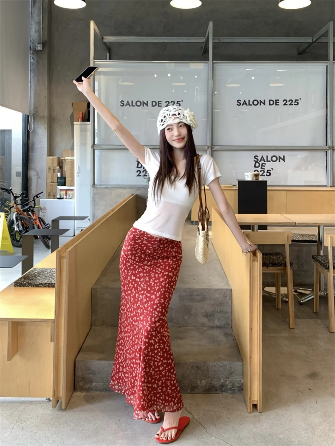 デザイン性のある白いショルダー短袖Tシャツとレトロフラワースカートのコーディネートとは