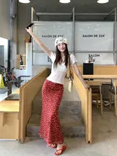 デザイン性のある白いショルダー短袖Tシャツ【レトロな赤いフラワープリントスカートとコーディネート】（セットアップ対応）