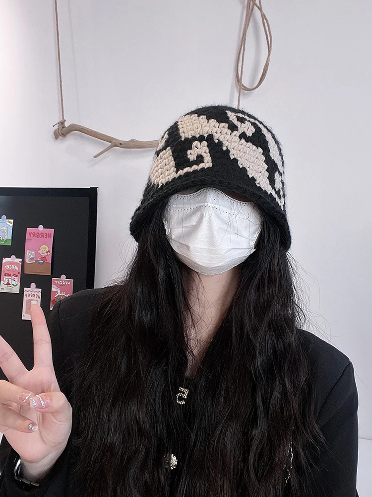 おしゃれなニット帽：韓国風ブロックカラーで秋冬を彩る女性向けスタイル