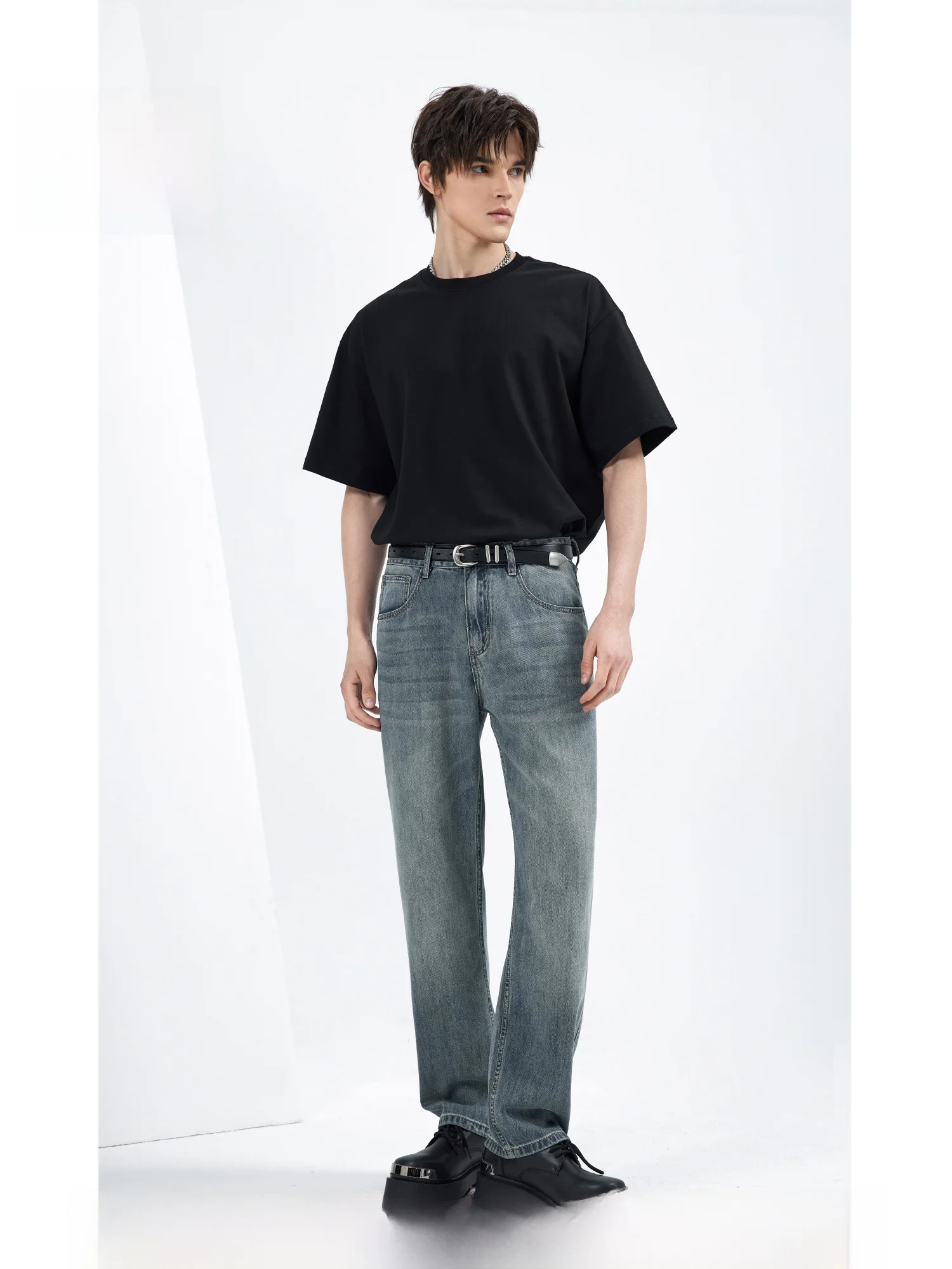 夏用メンズゆったりフィットデニムパンツ：ウォッシュ加工でカジュアルな日常に最適なスタイル