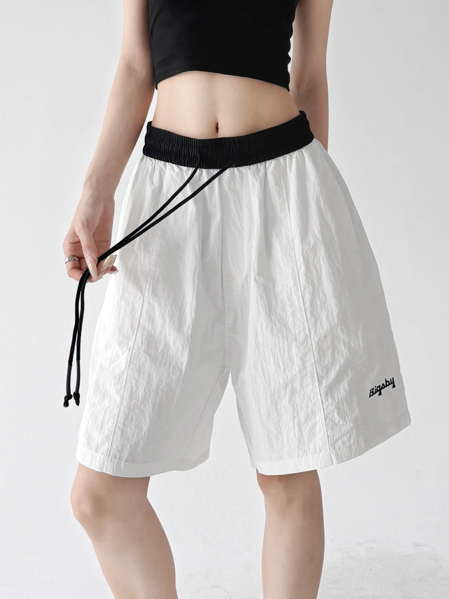 ランニングショートパンツはどんなもの？木昱子の白灰色ショートパンツが解決する日常の悩みとは