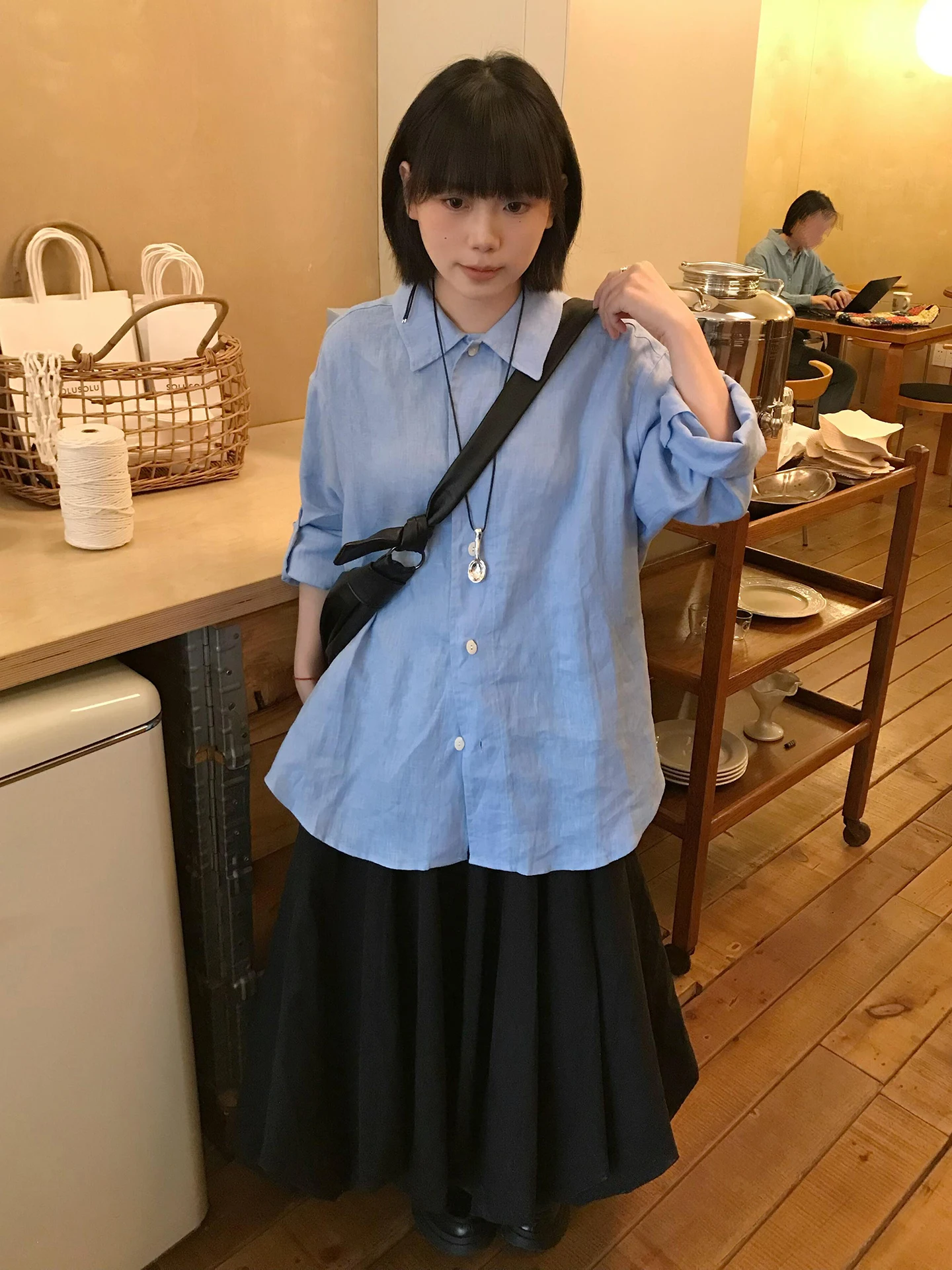 エアリー感のある黒のフレアスカート【レトロ・フリーウエスト・ミディ丈】とは？