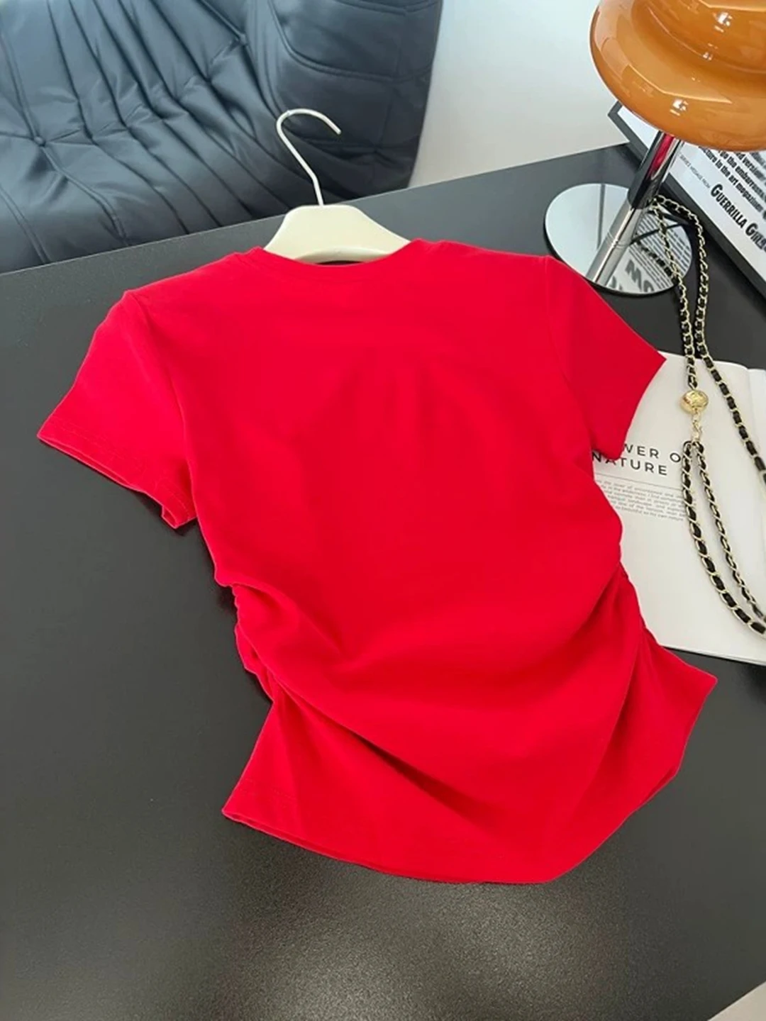 赤い短袖Tシャツは、本当に夏の通勤スタイルを救うのか？