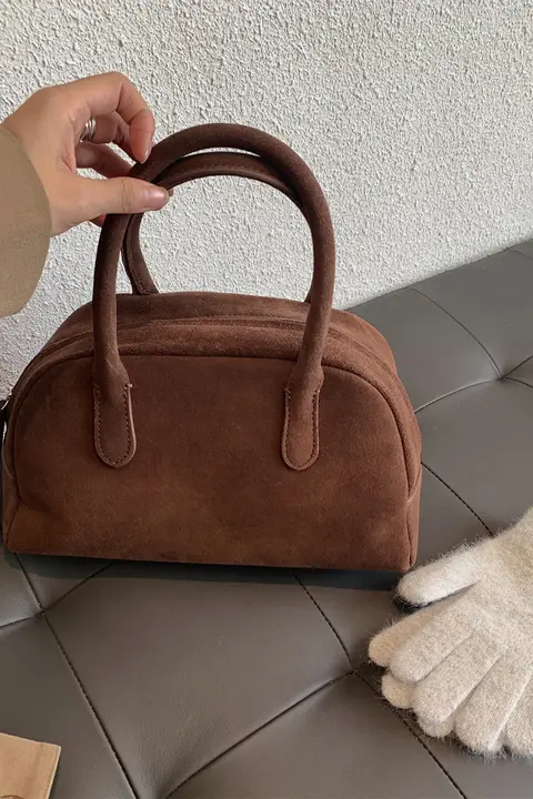 真皮製 マットな牛革の通勤用手提げバッグ【ショルダー付き・シンプルデザイン】