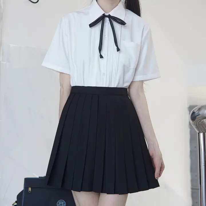 シンプルなデザイン！黒白の丸襟短袖シャツ【プリーツ風・女子用】