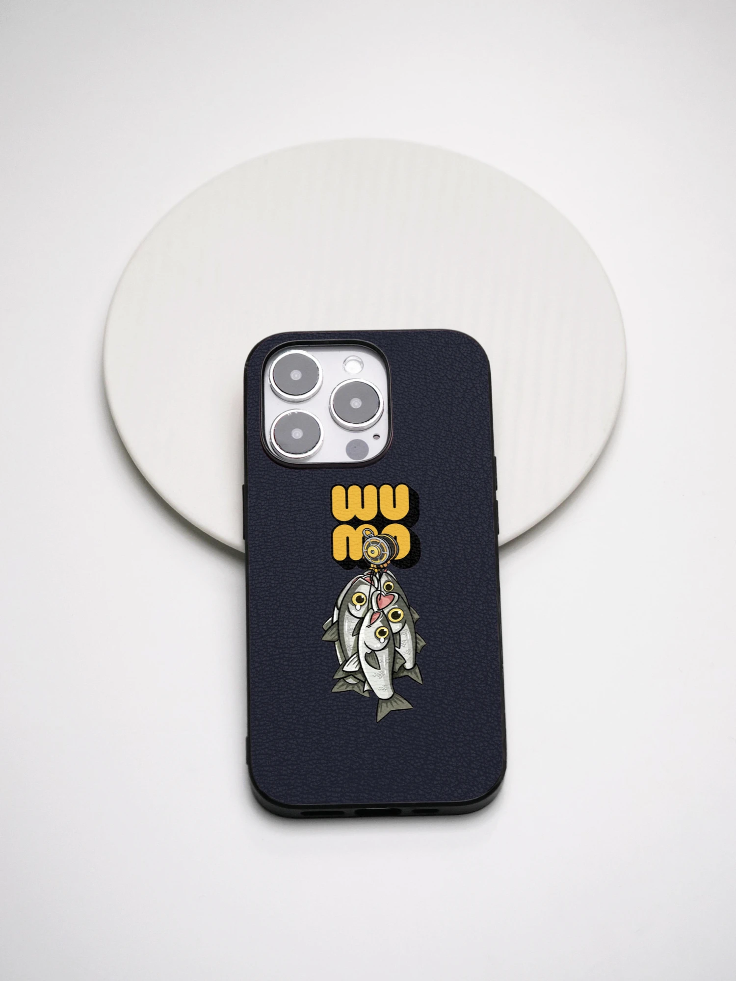 本革スマートフォンケース：魚のデザインが持つ実用性と耐久性のバランス